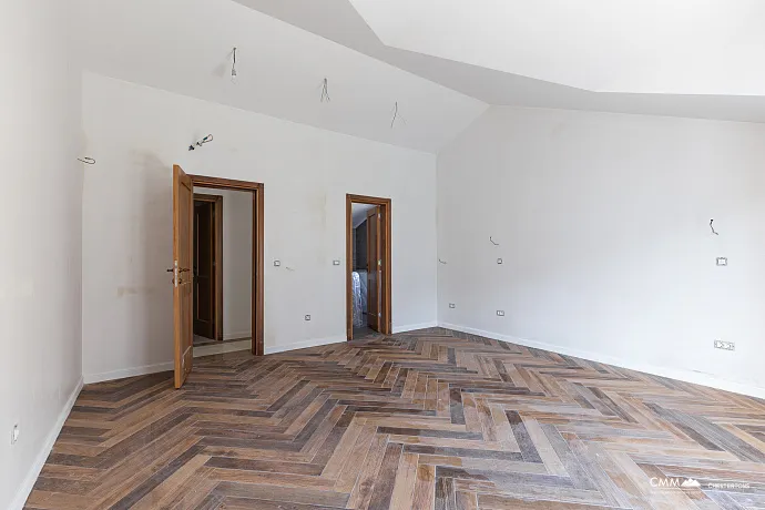 Eine luxuriöse dreistöckige Villa in erster Meereslinie in Kotor